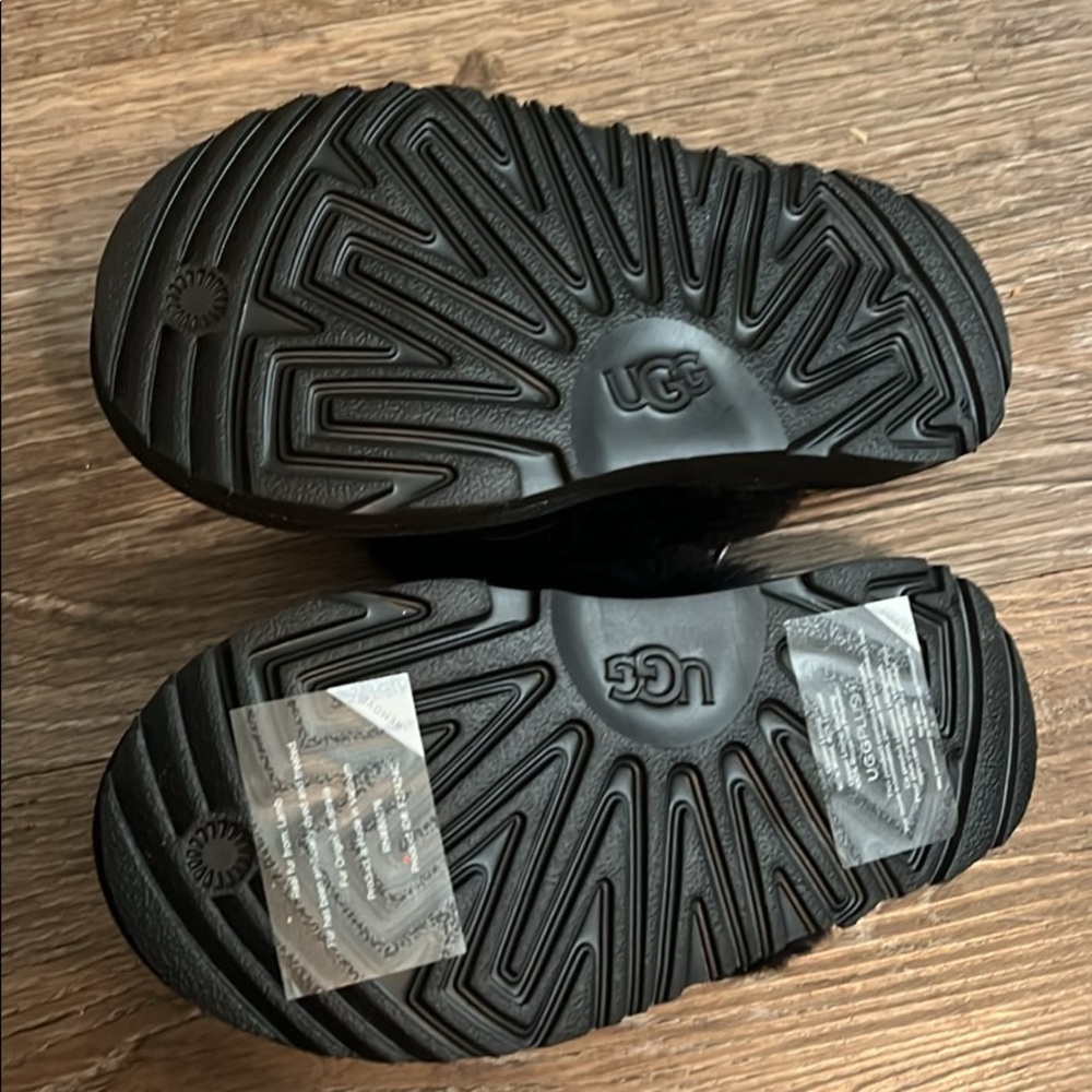 Kids size 12 Uggs never worn - Picture 3 of 3